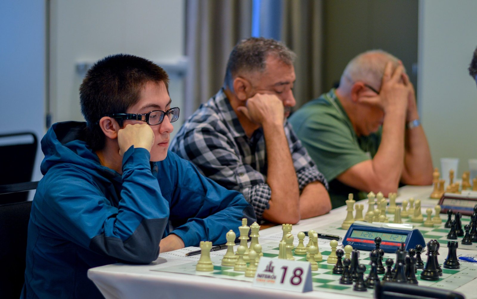 Como se dar bem enfrentando ao mesmo tempo 10 mestres no xadrez
